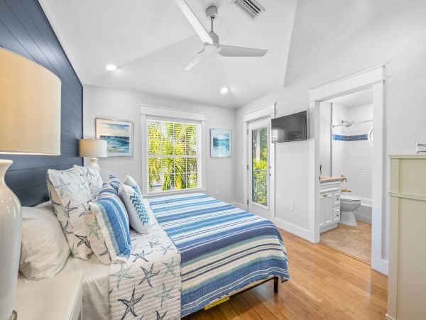 Holmes Beach Canal Front Home With Pool Sleeps 10 Guests