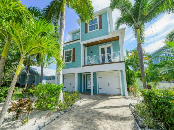 Holmes Beach Canal Front Home With Pool Sleeps 10 Guests