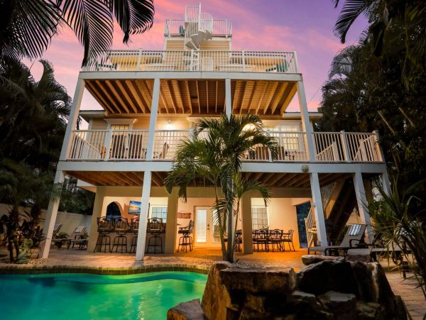 Anna Maria Eight Bedroom Luxury Vacation Home With Pool