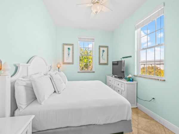 Stunning Holmes Beach 5 Bedroom Home Close to Beach