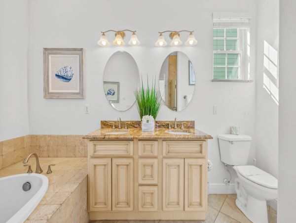Stunning Holmes Beach 5 Bedroom Home Close to Beach
