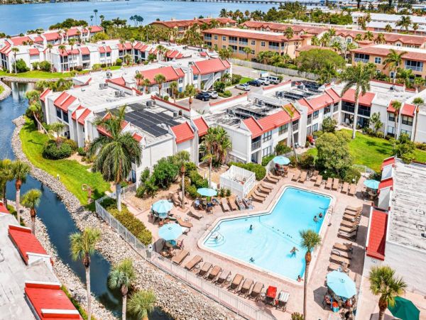 Bradenton Beach Vacation Condo Sleeps 4 Short Walk to Beach
