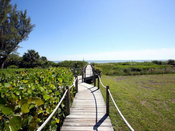 Sanibel Two bedroom Condo in Beachfront Complex Sleeps 5