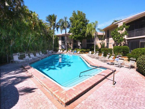Sanibel Two bedroom Condo in Beachfront Complex Sleeps 5