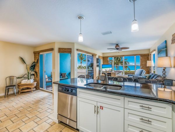 Holmes Beach 3 Bedroom Vacation Rental Condo Sleeps 6 Guests