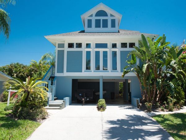 One House Back from the Beach A 30 Second Walk to Sand!