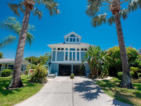 One House Back from the Beach A 30 Second Walk to Sand!