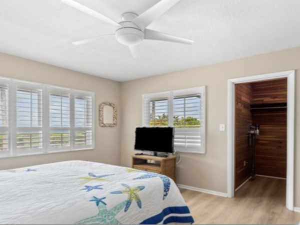 A Rare Beachfront Longboat Key Vacation Home Great Views- Club & Pool Access Included