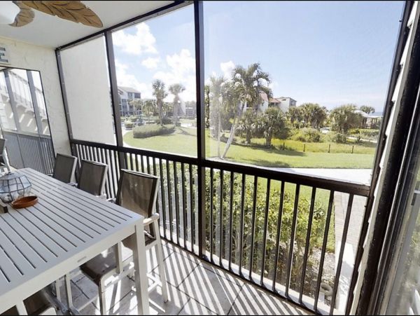 Gulf Views and Four Poster Bed in Master Bedroom Updated