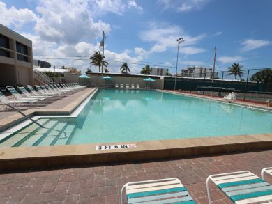 Gulf Side Two Bedroom Vacation Condo in Siesta Key Sleeps 6