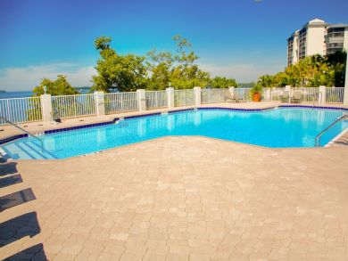 Fort Myers 2 Bedroom Bay Front pool sleeps 6 Bay Views