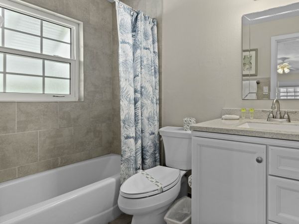 Gulfside Getaway with Beach Access in Longboat Key