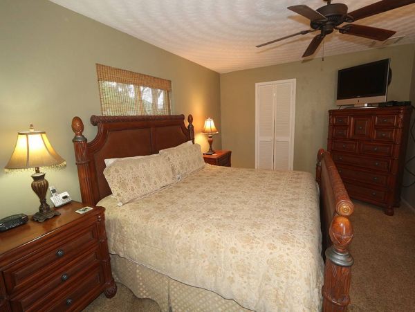 Longboat Key Homes with Pools to Rent in Country Club Shores