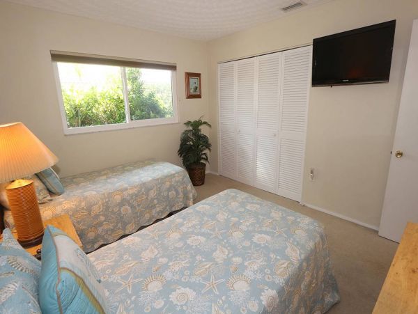 Longboat Key Homes with Pools to Rent in Country Club Shores
