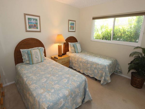 Longboat Key Homes with Pools to Rent in Country Club Shores