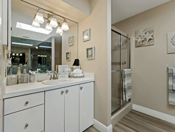 Luxury Longboat Key Two Bedroom Charming Rental Stroll to Beach