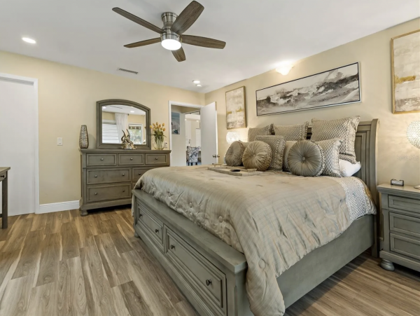 Luxury Longboat Key Two Bedroom Charming Rental Stroll to Beach