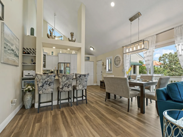Luxury Longboat Key Two Bedroom Charming Rental Stroll to Beach