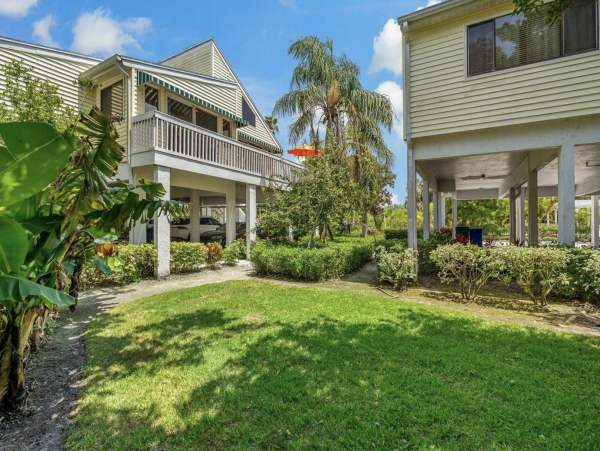 Luxury Longboat Key Two Bedroom Charming Rental Stroll to Beach