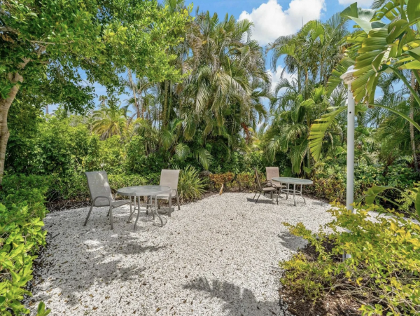 Luxury Longboat Key Two Bedroom Charming Rental Stroll to Beach