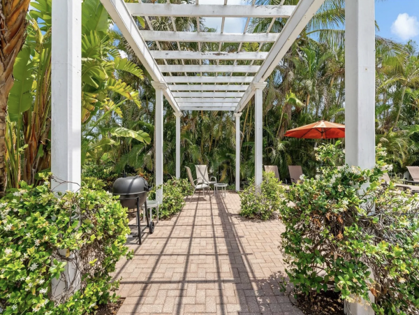 Luxury Longboat Key Two Bedroom Charming Rental Stroll to Beach