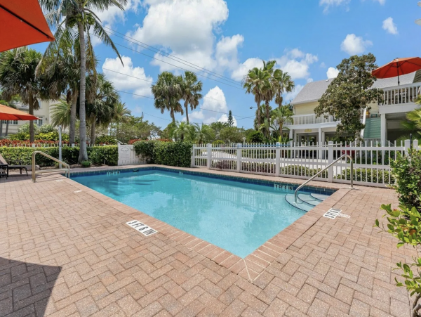 Luxury Longboat Key Two Bedroom Charming Rental Stroll to Beach