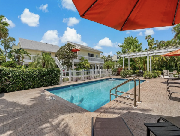 Luxury Longboat Key Two Bedroom Charming Rental Stroll to Beach