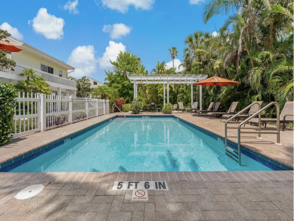Luxury Longboat Key Two Bedroom Charming Rental Stroll to Beach