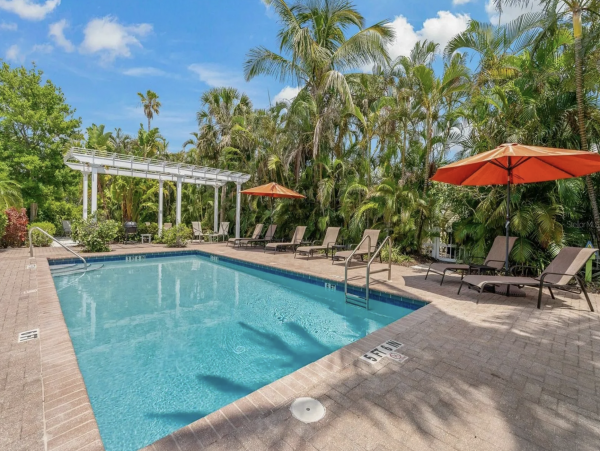 Luxury Longboat Key Two Bedroom Charming Rental Stroll to Beach