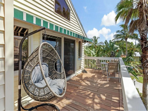 Luxury Longboat Key Two Bedroom Charming Rental Stroll to Beach