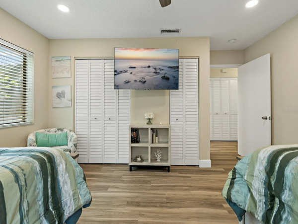 Luxury Longboat Key Two Bedroom Charming Rental Stroll to Beach
