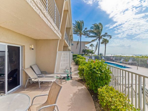 Longboat Key Studio Sleeps 4 Located on the Beach
