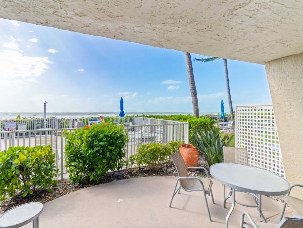 Longboat Key Studio Sleeps 4 Located on the Beach
