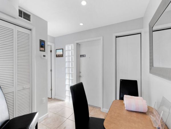 Longboat Key Walk Out Beachfront Studio unit