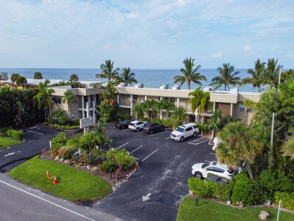 Modern Chic Beachfront Rental with One Bedroom