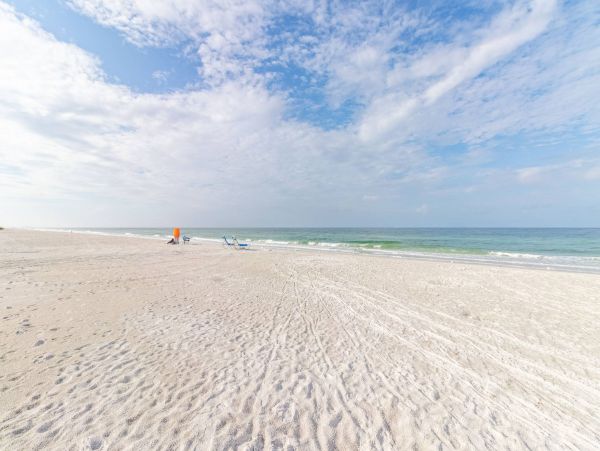 Modern Chic Beachfront Rental with One Bedroom