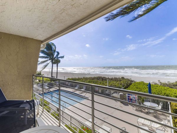 Modern Chic Beachfront Rental with One Bedroom
