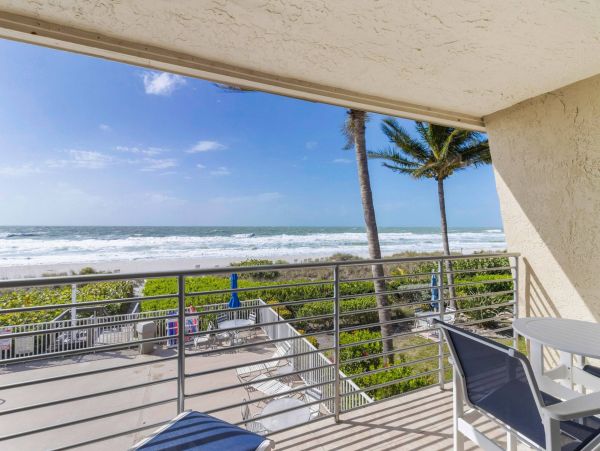 Modern Chic Beachfront Rental with One Bedroom