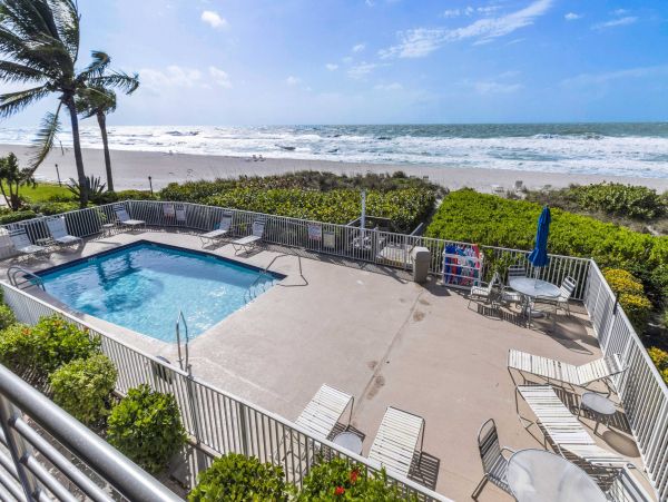 Modern Chic Beachfront Rental with One Bedroom