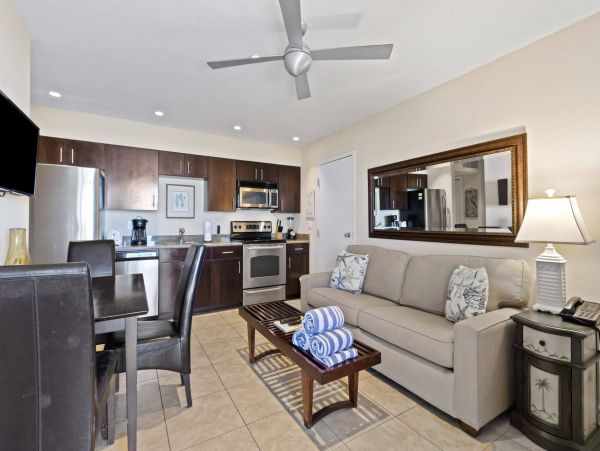 Modern Chic Beachfront Rental with One Bedroom