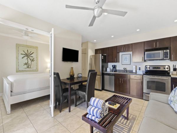 Modern Chic Beachfront Rental with One Bedroom