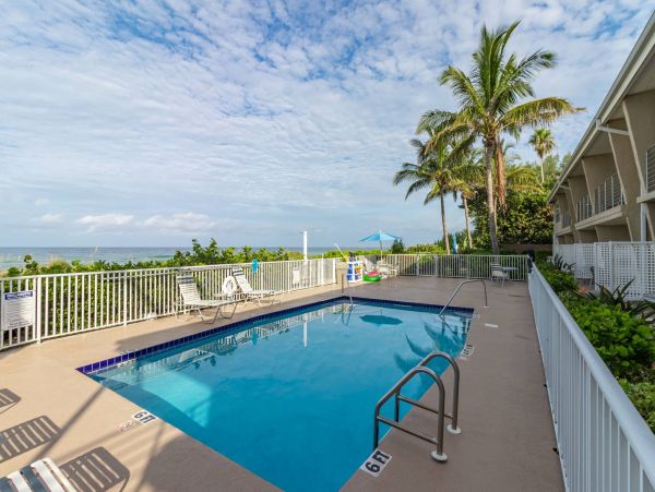 Modern Chic Beachfront Rental with One Bedroom