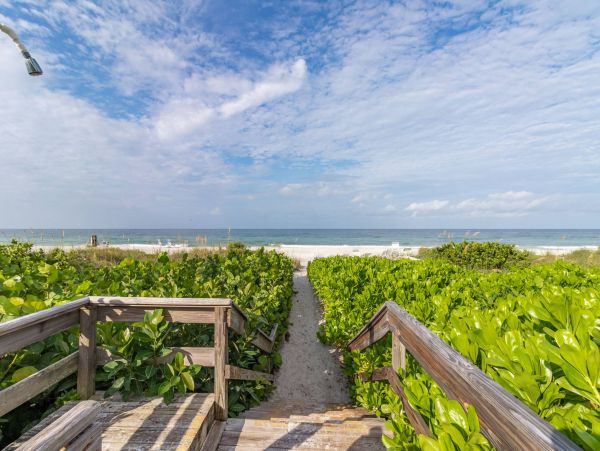 Modern Chic Beachfront Rental with One Bedroom