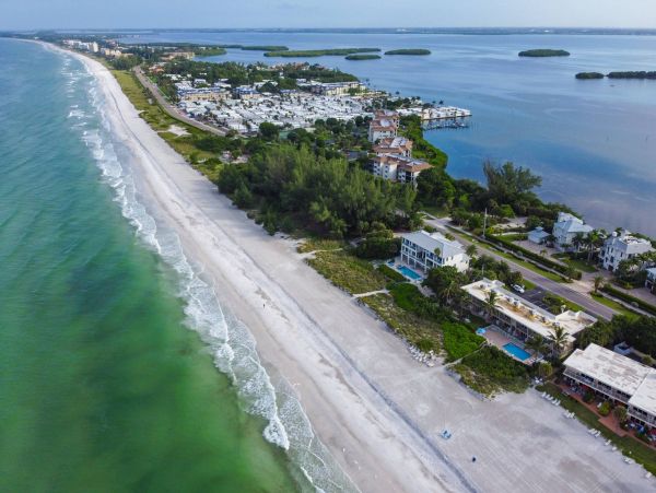 Modern Interior Beachfront One Bedroom Condo