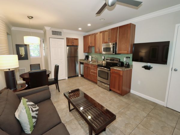 2 Bedroom Condo Rental Great Location Walk to Dining