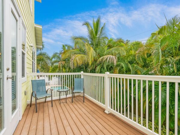 Luxury Four Bedroom Rental Walk to Beach 2 Kings and a Queen