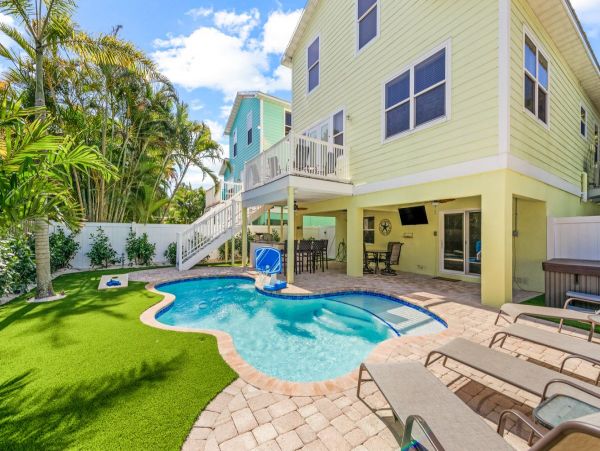 Luxury Four Bedroom Rental Walk to Beach 2 Kings and a Queen