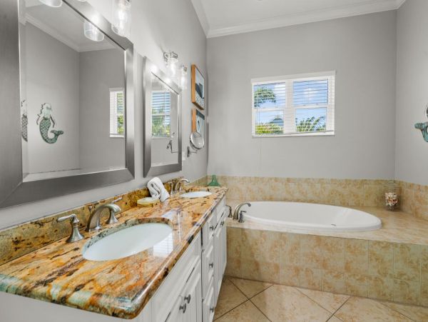 Luxury Four Bedroom Rental Walk to Beach 2 Kings and a Queen