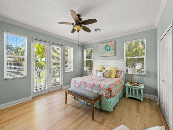 Luxury Four Bedroom Rental Walk to Beach 2 Kings and a Queen