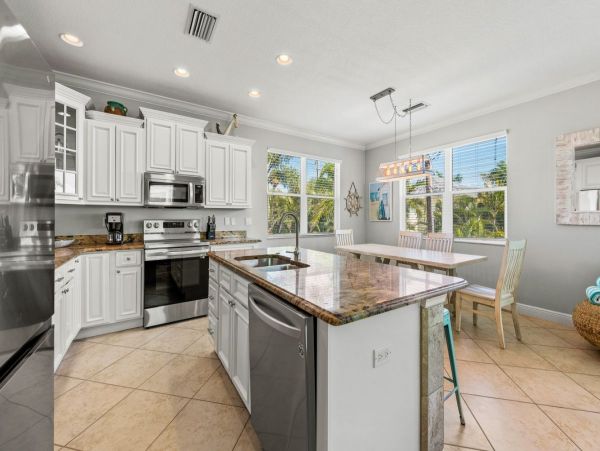 Luxury Four Bedroom Rental Walk to Beach 2 Kings and a Queen